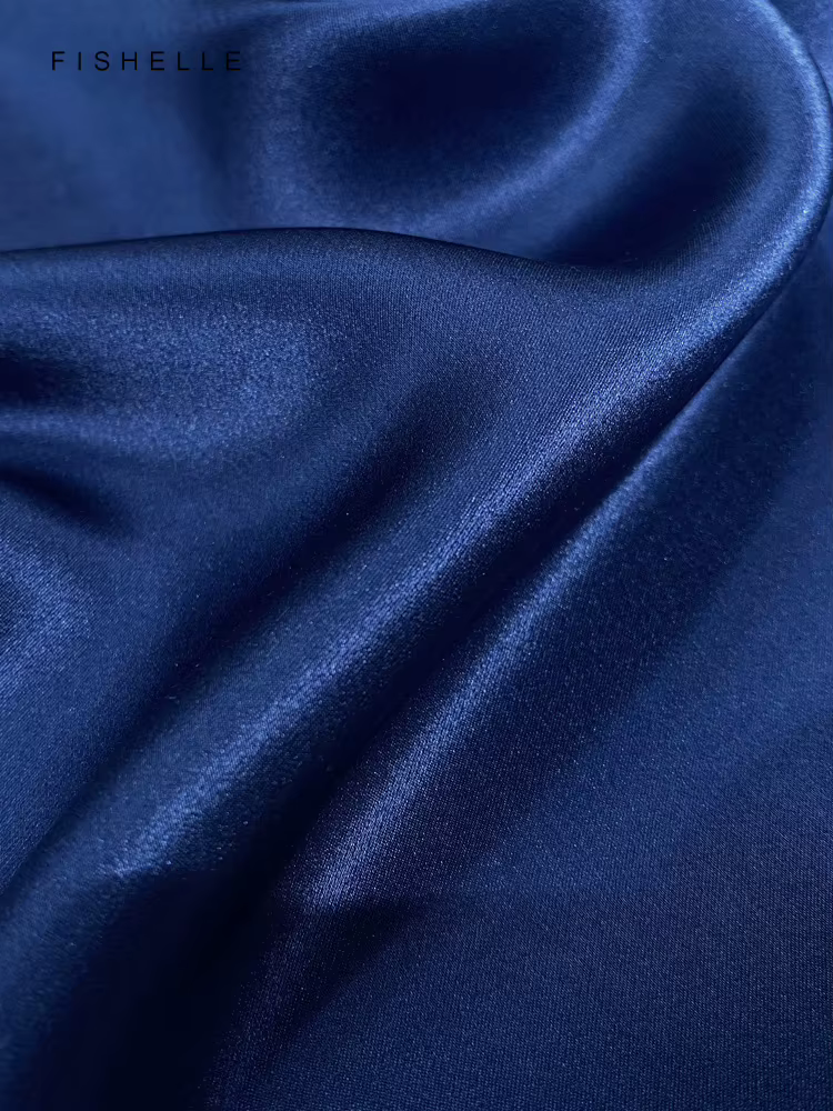 Foulard carré en soie bleu marine pour femmes