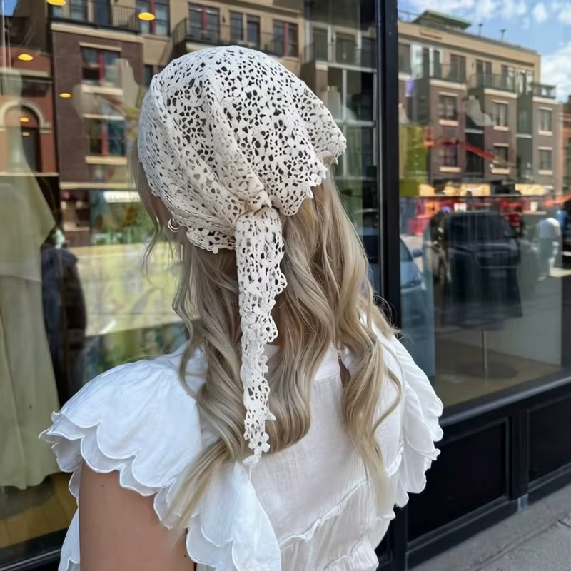Écharpe triangulaire en dentelle au crochet