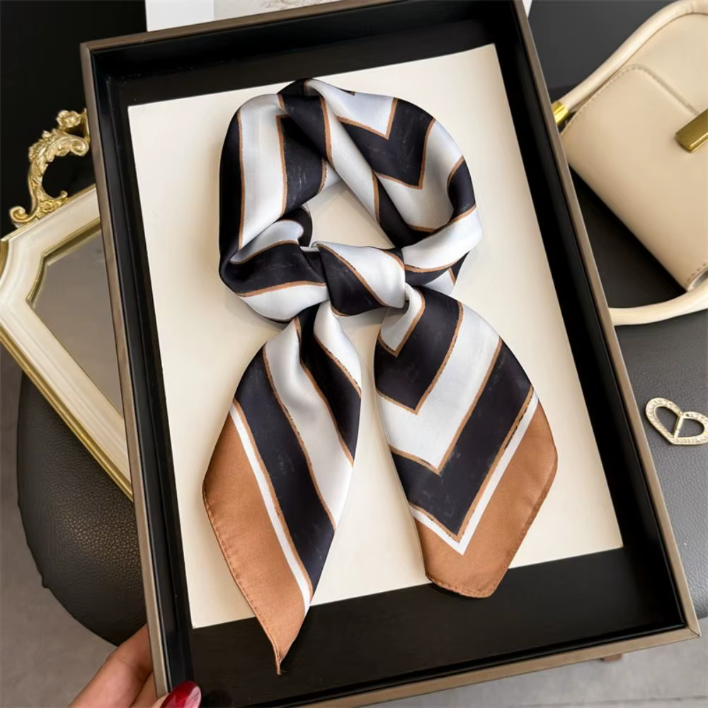 Foulards carrés en soie à rayures géométriques