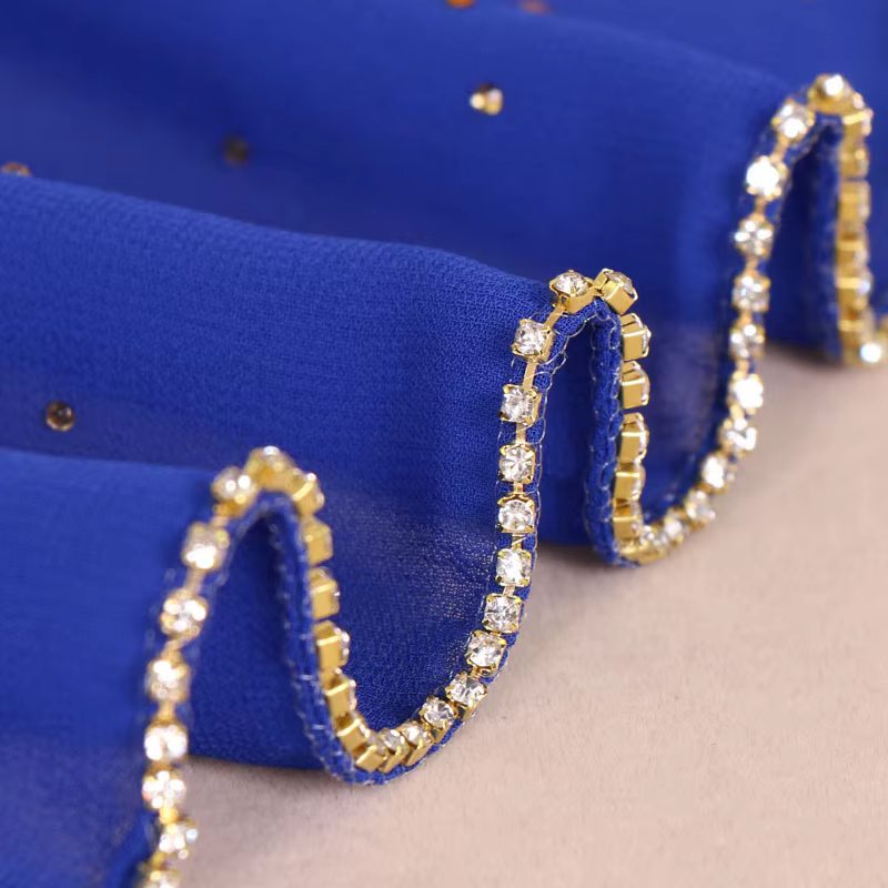 Écharpe en mousseline de soie de couleur unie avec des strass complets