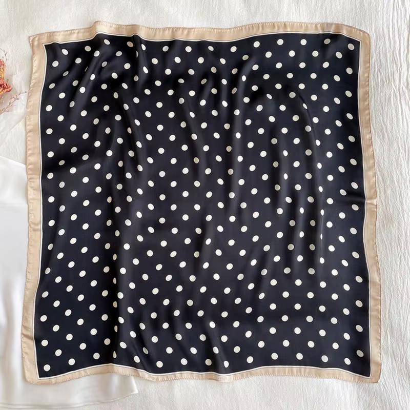 Foulard carré pour femme à pois