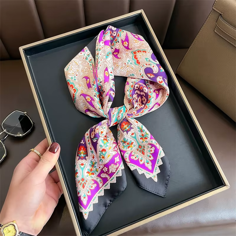 Foulard carré de luxe violet vibrant pour femmes
