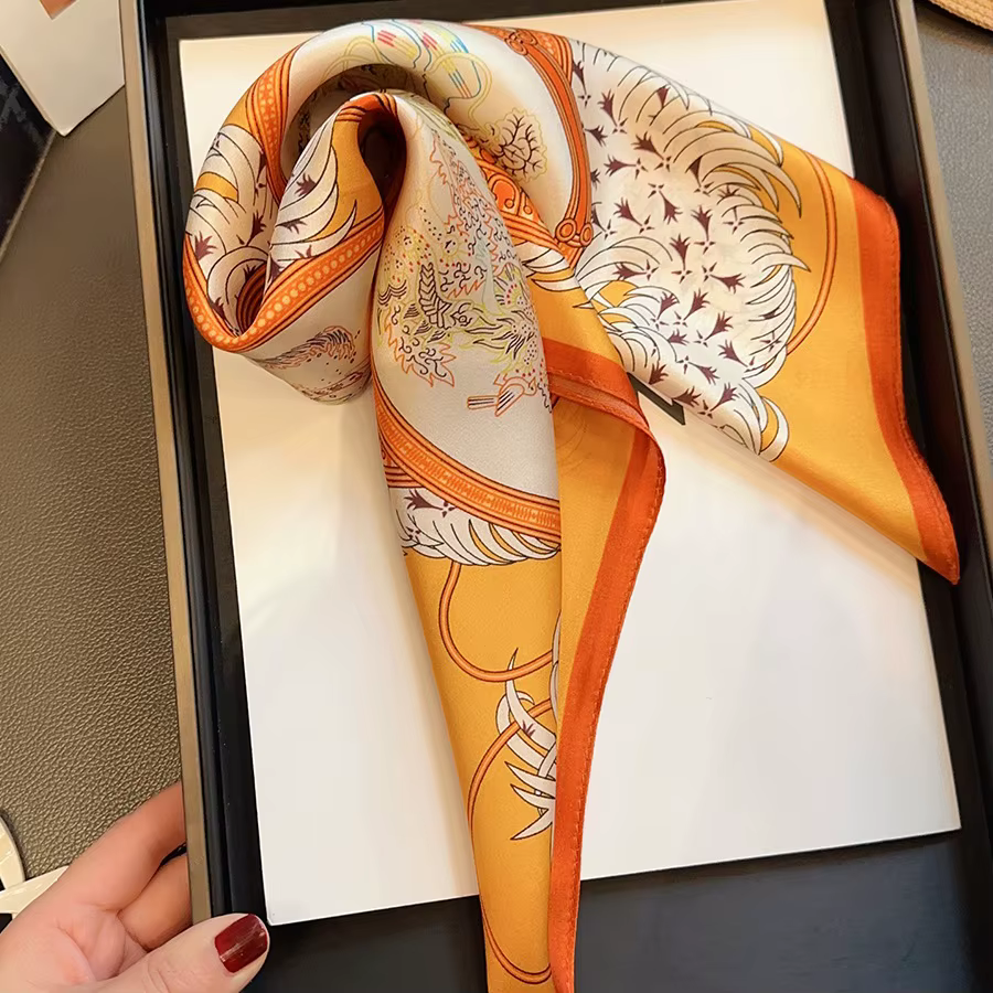 Nouvelle collection printemps : Foulard carré en soie orange pour femme