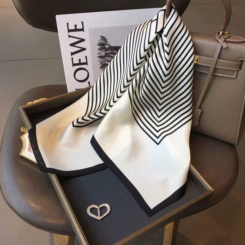 Foulard en soie à rayures simples et élégantes