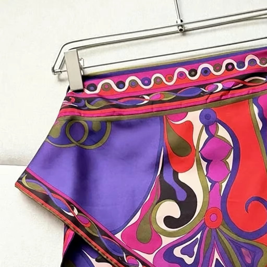 Foulard classique pour femme de couleur violette avec logo signature de créateur