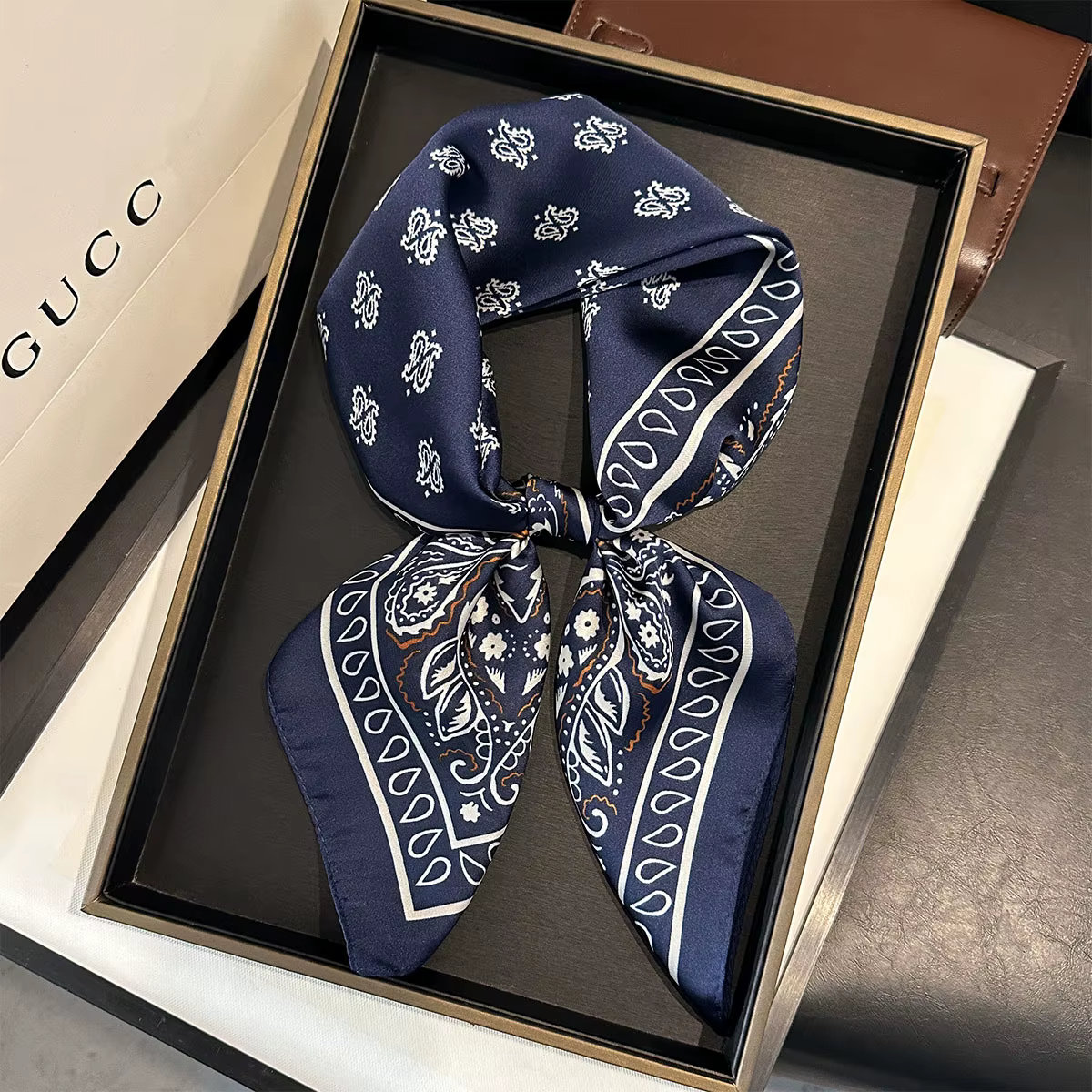 Foulard carré en soie pour femmes