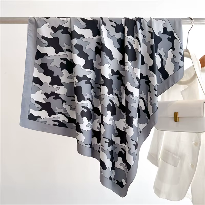 Grand Foulard Carré à Imprimé Nuage pour Femme