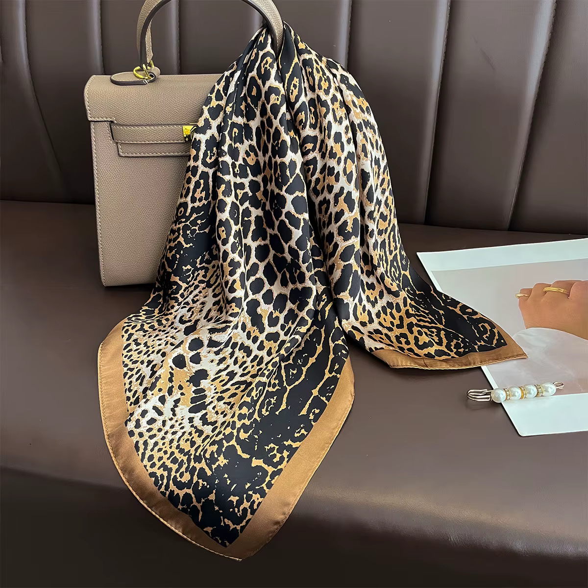 Nouveau Foulard Carré Imprimé Léopard 2026 pour Femme – Bandeau en Satin Doux
