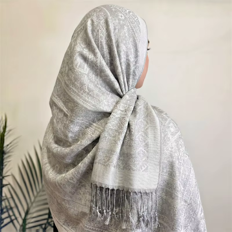 Écharpe Jacquard Gris Clair à Motif Paisley pour Femme, Châle Doux à Pompons, Élégante pour l'Automne et l'Hiver, Idéale pour le Bureau, les Trajets Quotidien, les Voyages, ou comme Cadeau