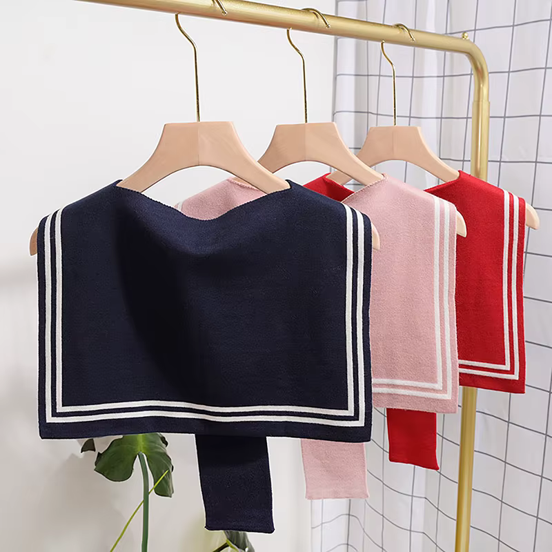 Cape nouée en tricot de laine à rayures de la marine du collège coréen