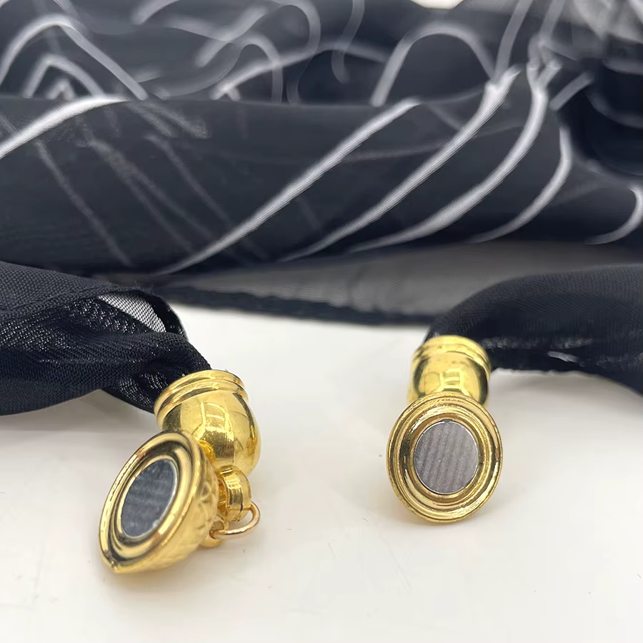 Écharpe de cou à imprimé rayé avec boucle magnétique