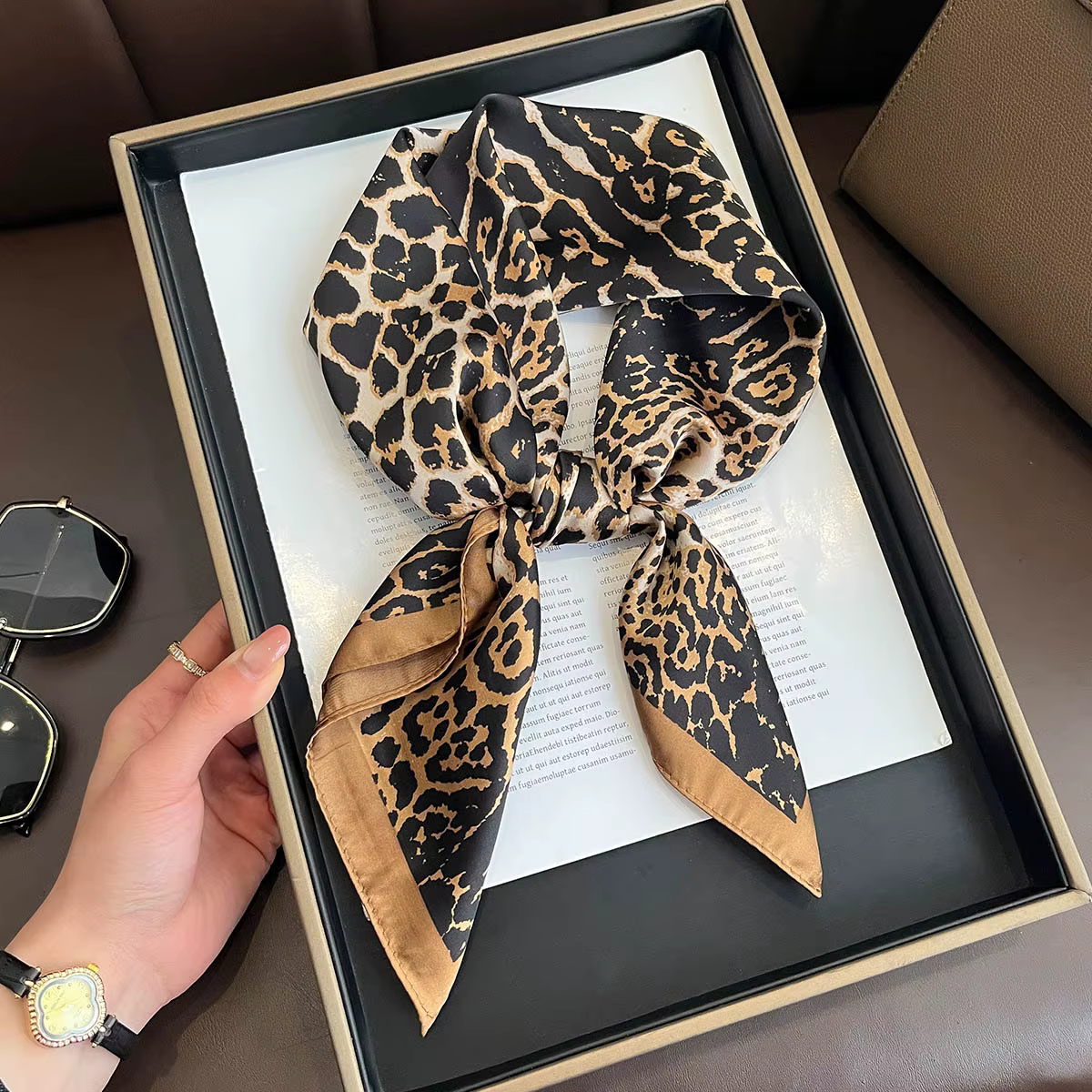Nouveau Foulard Carré Imprimé Léopard 2026 pour Femme – Bandeau en Satin Doux