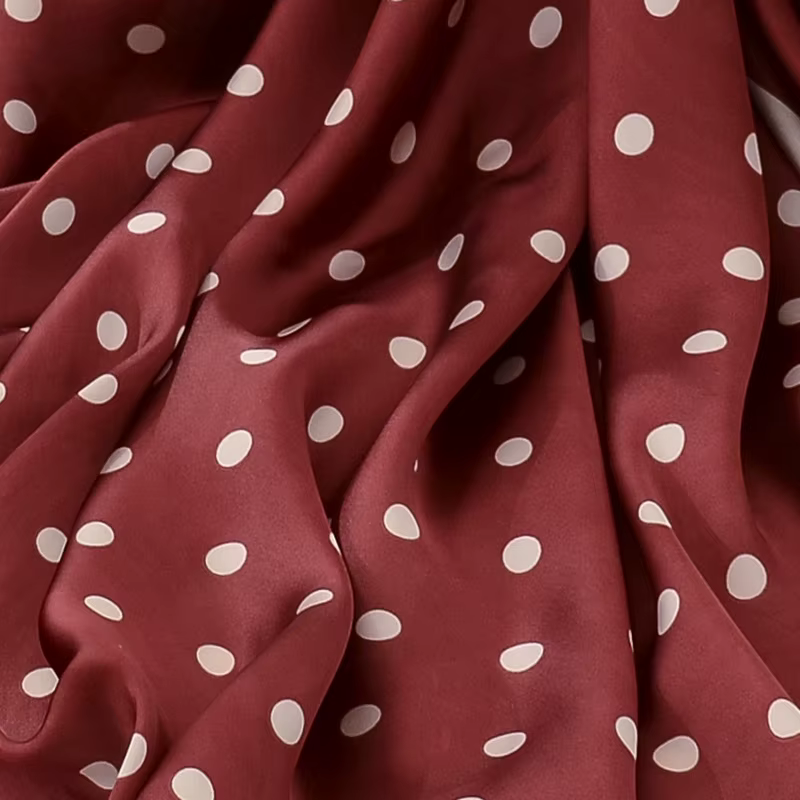 Foulard carré en soie à pois pour femmes