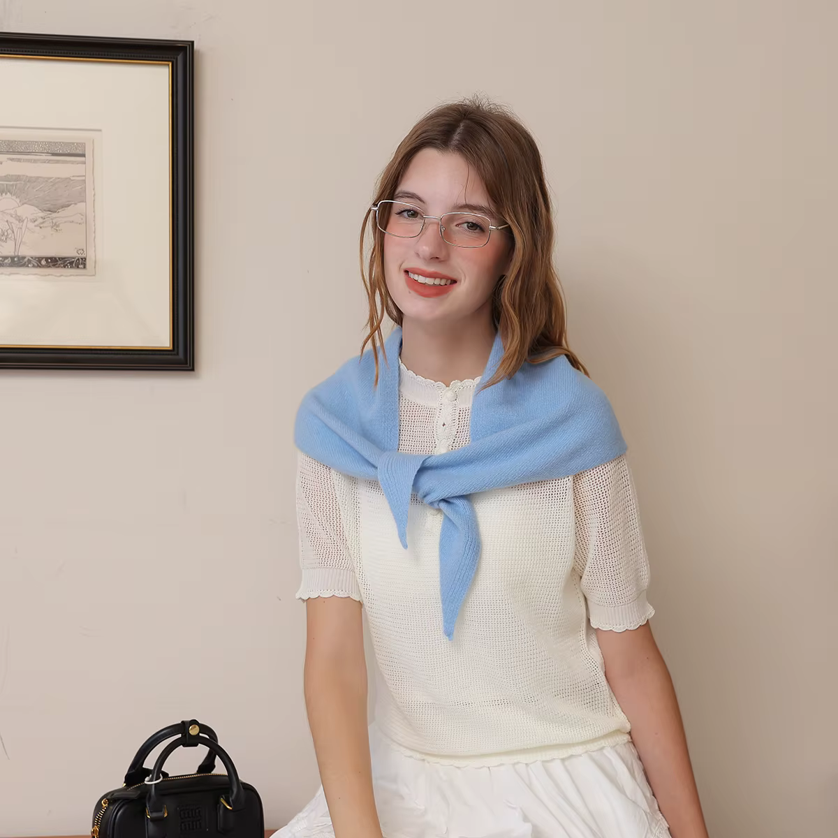 Une écharpe triangulaire tricotée en laine de couleur unie pour femme